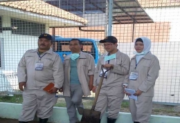 Bersama rekan-rekan saat praktik pembuatan briket di Balai Teknik Air Minum dan Sanitasi Wilayah I Bekasi (foto dok pri).