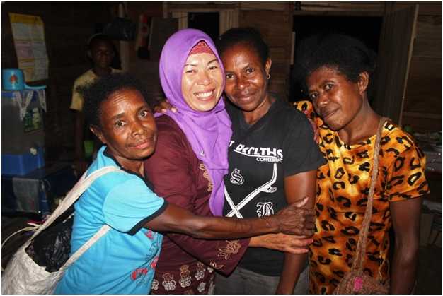 Ibu Ida, 45 tahun memakai hijab, foto 2015 saat bersama Komunitas Pesisir di Biak, Papua. Foto dok. Yayasan Palung