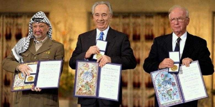 Pemerintah Israel/EPA Arafat (kiri), Peres (tengah), dan Rabin (kanan) saat menerima Hadiah Nobel Perdamaian di Oslo, Norwegia, 1994. | internasional.kompas.com