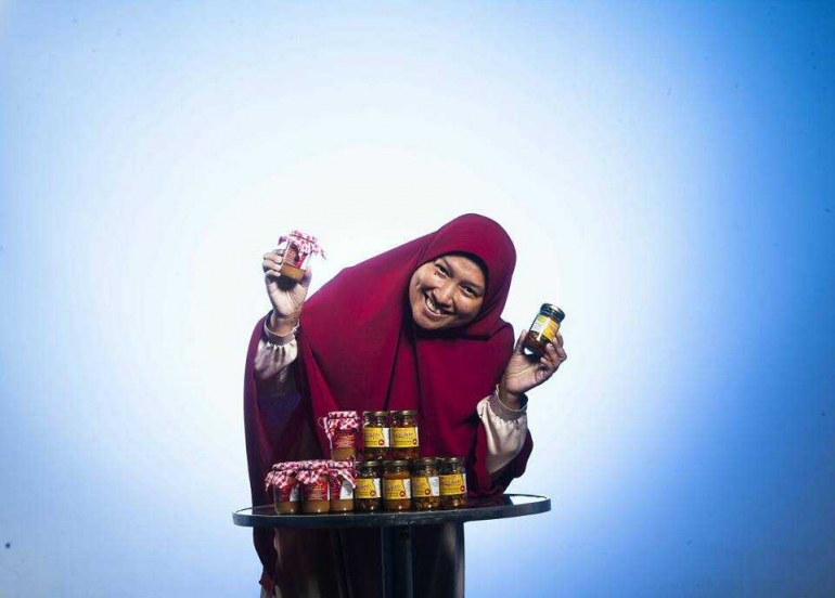 Mbak Nani Kurniasari bangkit dari keterpurukan dengan produk ciptaannya, Selai Move On dan Sambal Janda. (foto: dok.Mbak Nani)