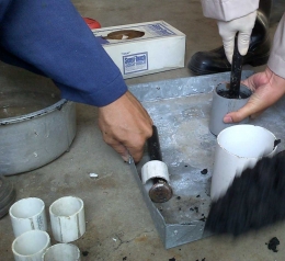 Adonan campuran sekam padi dengan larutan siap dicetak dengan pipa paralon menggunakan alat press (foto dok pri).