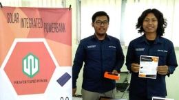 Vijay Qumar dan Didik Kurniawan, dua diantara mahasiswa ITI yang menciptakan Solar Integrated Powerbank. (Foto: Gapey Sandy)