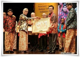 Sri Sultan Hamengku Buwana X menerima penghargaan sebagai daerah yang karya budayanya paling banyak ditetapkan sebagai Warisan Budaya Takbenda (Foto: Kemdikbud)