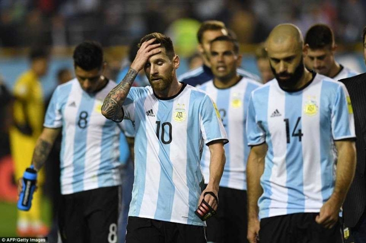 Messi dkk tertunduk lesu usai gagal mengalahkan Peru/sumber foto dilansir dari dailymail.co.uk