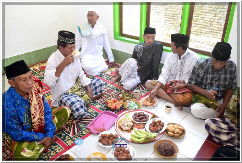 Warga Pa'bentengang nikmati hidangan syukuran Tahun Baru Islam 1439 H menjelang hari H Pilkades (06/10).