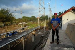 Mas Jefri, salah satu teknisi yang memberikan banyak informasi tentang energi terbarukan di Pantai Baru ini (Dokumentasi Pribadi)