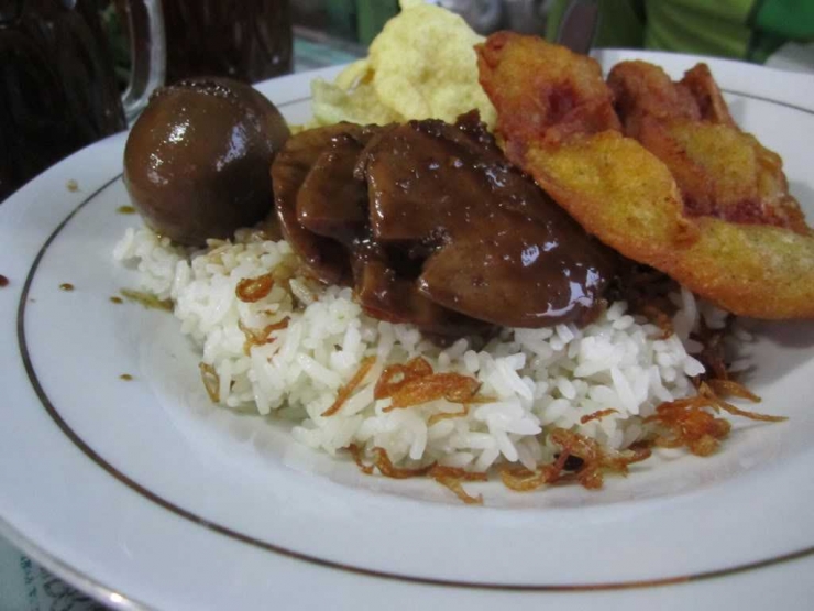 Ini nasi uduk Betawi dengan semur jengkol. Sumber: kulinerjakarta.blogspot. com