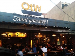 (Nama gambar:OTW , Sumber:http://www.zaenabnuraini.com/2015/05/otw-food-street.html )