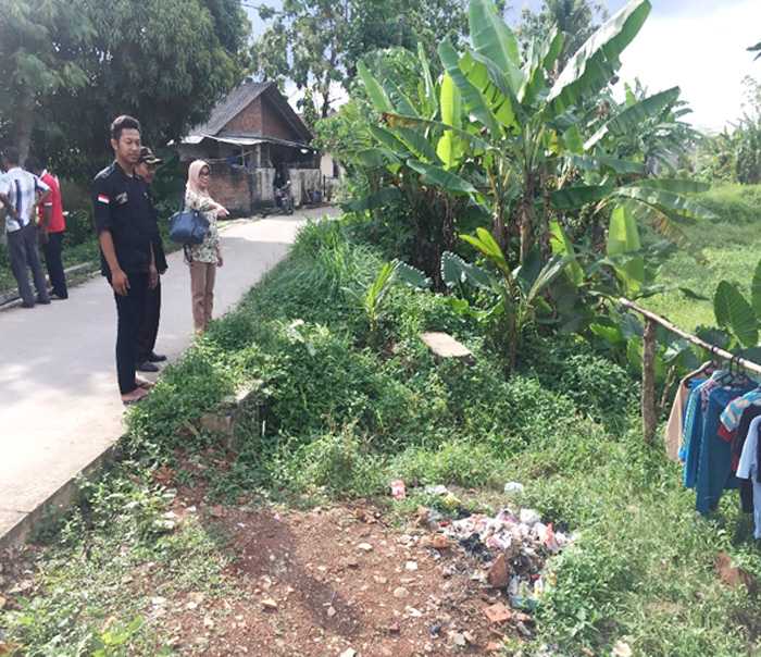 Survei lokasi untuk pembuatan Solar Water Pump di Desa Margasari, Curug, Kab Tangerang. (Foto: ITI)