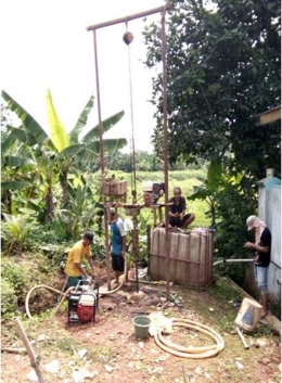Proses pengeboran tanah mencari sumber air di Desa Margasari, Curug, Kab Tangerang. (Foto: ITI)