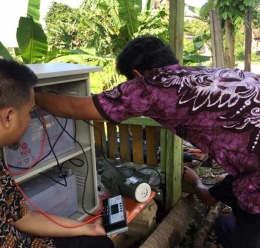 Pemasangan baterai/accu dalam Controller Box di Solar Water Pump Desa Margasari, Curug, Kab Tangerang. (Foto: ITI)