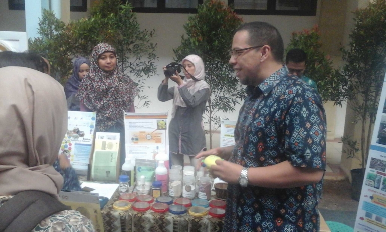 Dr. Yopi Sunarya saat Open House Pusat Penelitian Bioteknologi LIPI di Komplek Cibinong Science Center (CSC), Cibinong, Bogor pada Kamis (7/9/2017). Foto Setiyo Bardono