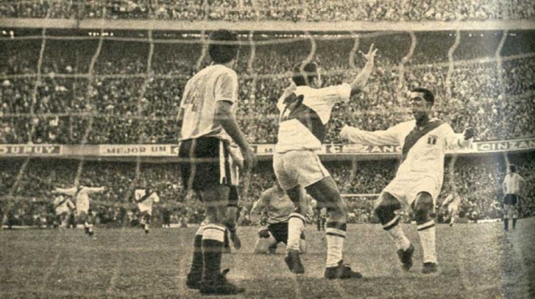 Laga Argentina vs Peru di PPD 1970 (El Grafico)