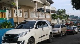 Mobil yang berderet di parkir di depan rumah. | Dokumentasi Pribadi