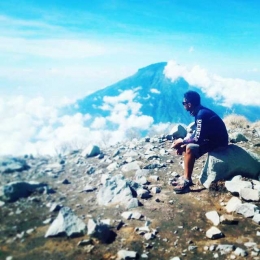 Menyaksikan ketakjuban keindahan Tuhan dari puncak Gunung Sindoro, Temanggung. Disisi kiri terlihat jelas berdampingan, Gunung Sumbing. | Foto : Team PGS Ds, Tlogowero Bansari Temanggung |