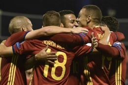 Para pemain timnas Spanyol merayakan keberhasilan mencetak gol ke gawang Albania pada kualifikasi Piala Dunia 2018, Jumat (6/10/2017).