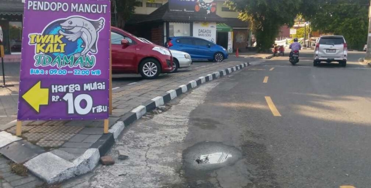 Hak pejalan kaki yang direnggut oleh restoran (dok. pribadi)