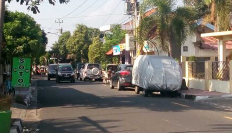 Tepi jalan yang lama-lama jadi parkir permanen (dok. pribadi)
