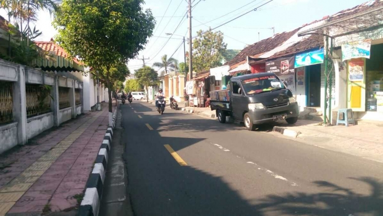 Trotoar yang diserang kendaraan (dok. pribadi)