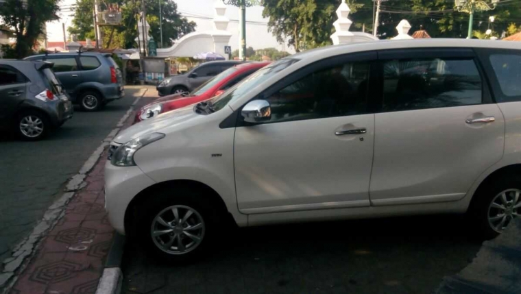 Hak pejalan kaki yang berubah menjadi lahan parkiran (dok. pribadi)