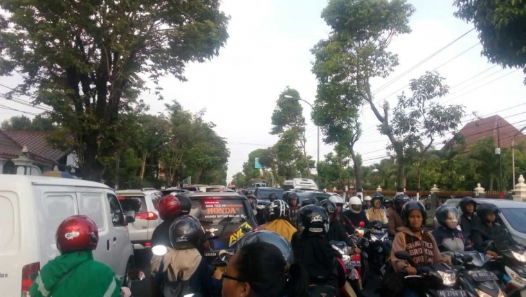 Stuck di Jalan Kusumanegara, Kota Yogyakarta (dok. pribadi)