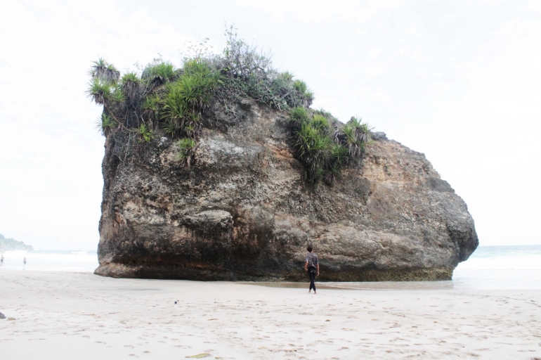 Watu Lumbung, Batu Raksasa di Pantai Lumbung