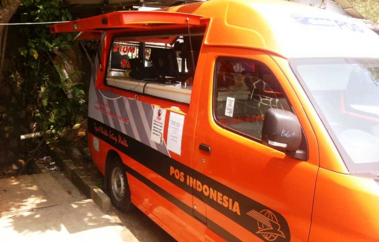 Mobil Pos Indonesia yang siap melayani pembayaran paspor sejak pukul 08.00 (Foto: Ardiansyah)