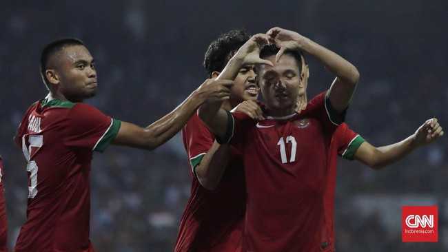 Para pemain merayakan gol kedua ke gawang Thailand U-19 (CNNIndonesia)