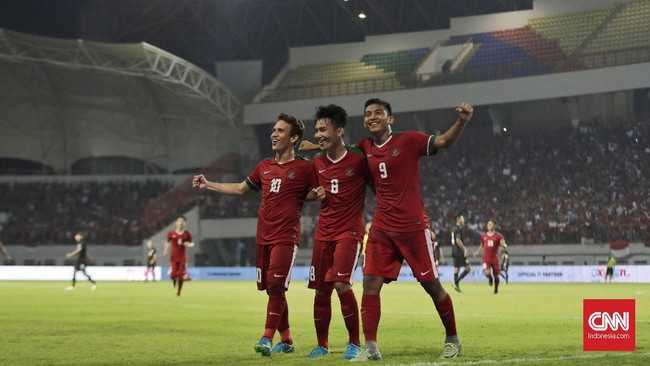 Para pemain merayakan gol pertama ke gawang Thailand U-19 (CNNIndonesia)