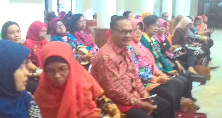 ROMBONGAN studi banding pembina lanjut usia dari Kalimantan Barat di Aula Gubernuran Sumbar, Jalan Jenderal Sudirman, Padang, Kamis (5/10/2017). DOK ADI BERMASA