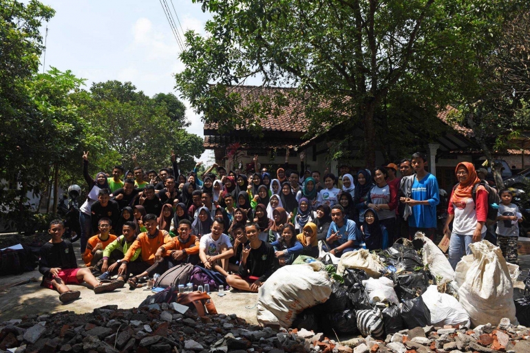 para relawan, bersama sebagian sampah anorganik yang berhasil dikumpulkan