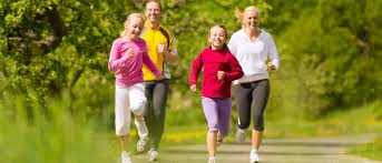 Olah raga jogging adalah jenis olah raga keluarga.Jogging bisa dilakukan bersama keluarga (prelo.co.id)