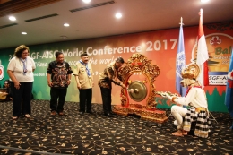 Direktur Jenderal Poltik dan Pemerintahan Umum, Mayjen TNI (Purn) Soedarmo, memukul gong membuka Konferensi Dunia ke-28 ISGF di Bali. (Foto: Indonesia Scout Journalist)