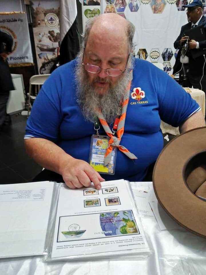 Seorang peserta konferensi, Greg Davies dari Australia, sedang menyaksikan koleksi benda filateli. (Foto: IGN Surya Hadinata)