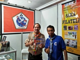 Ketua PFI Bali, IGN Surya Hadinata (kanan), berfoto bersama di gerai PFI Bali. (Foto: koleksi pribadi)