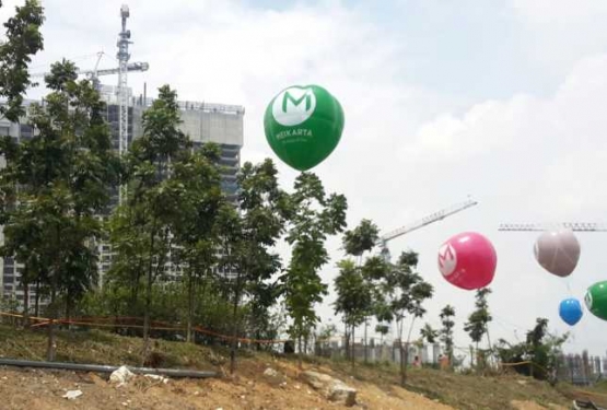 Balon promosi perumahan di lokasi bakal jadi kota baru dilihat dari jalan tol Bandung-Jakarta (dok. pri)