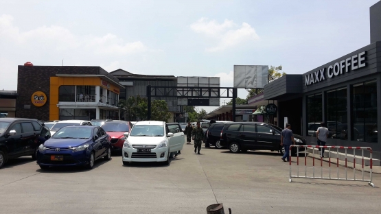 Bangunan bertema peti kemas di KM 19 Jakarta-Bandung (dok pri)