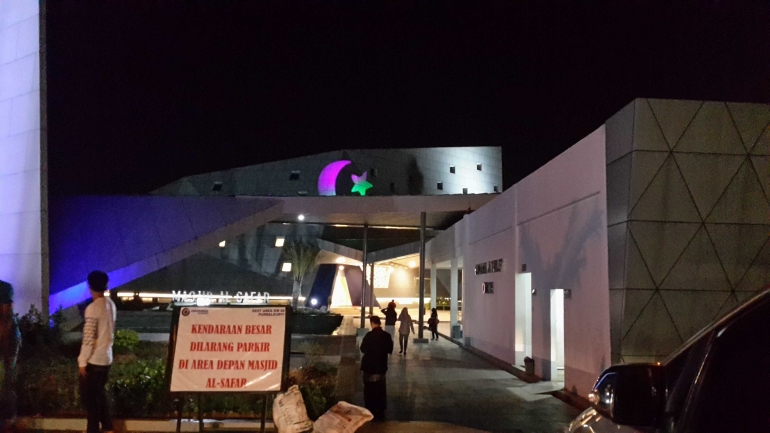 Halaman masjid Al Safar, KM 88 Bandung-Jakarta (dokpri)