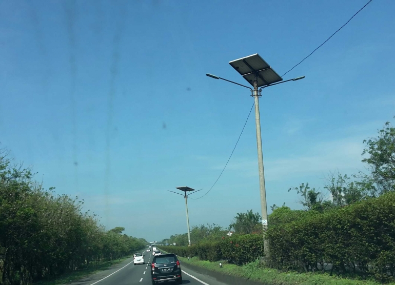 Listrik tenaga surya di jalan tol (dok pri)