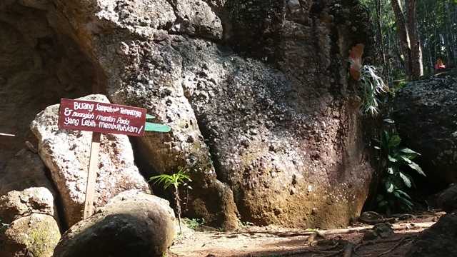Menengok Rumah Hobbit di Seribu Batu Songgo Langit oleh Ya  Menengok Rumah Hobbit di Seribu Batu Songgo Langit oleh Ya
