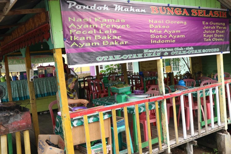 Makan siang di kedai-kedai yang disediakan penduduk. | Dokumentasi Pribadi