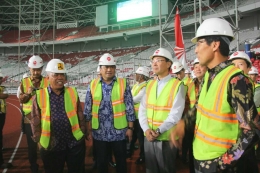Basuki Hadimuljono menyempatkan diri melakukan pengecekan sistem pencahayaan dan suara di Stadion GBK Senayan, Jakarta. Foto | Dokumen Pribadi