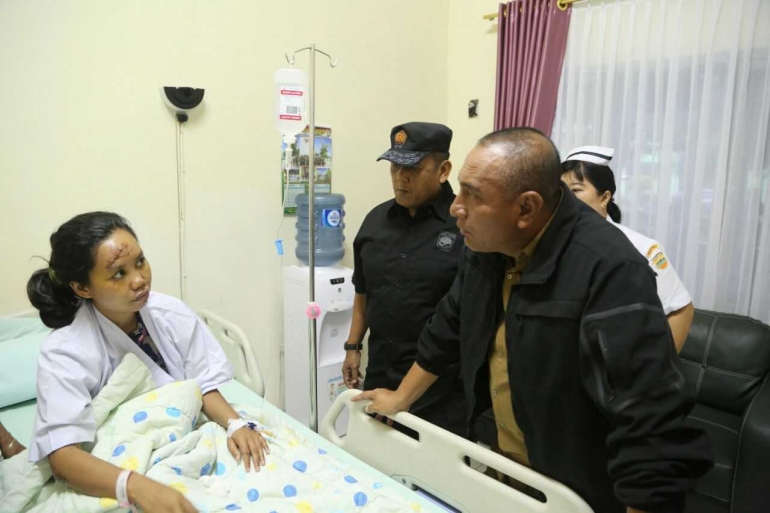 Pangkostrad Letjen TNI Edy Rahmayadi menjenguk korban begal