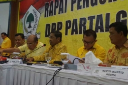 Koorbid Kesra DPP Partai Golkar Roem Kono, Kabid Organisasi dan Daerah Golkar Freddy Latumahina, Sekjen Golkar Idrus Marham,Kajian Strategis dan SDM Golkar Letnan Jenderal Lodewijk Friedrich Paulus, dan Koorbid Polhukam Golkar Eko Wiratmoko di Kantor DPP Partai Golkar, Slipi, Jakarta Barat, Rabu (11/10/2017). 