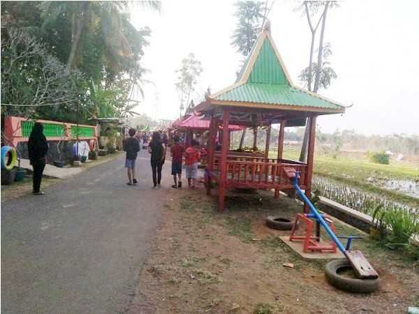 Deretan gazebo hasil gotong royong pengurus RT (foto: dok pri)