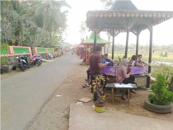 Tempat penjualan tiket masih sangat sederhana (foto: dok pri)