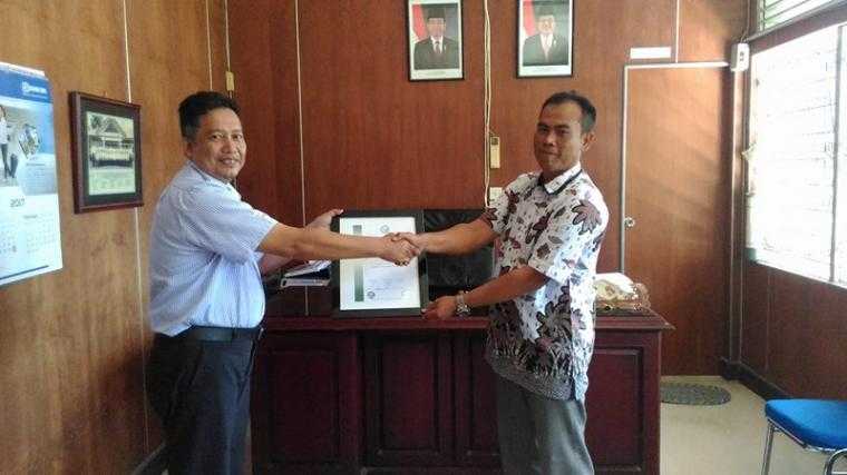 Gambar 3, Ahdar menerima Sertifikat ISO 9001 dari URS bagi Balai Diklat Pertanian Aceh (Doc. FMT)