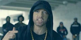 Eminem saat menyanyikan | sumber: esquire.com