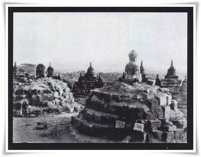Kondisi stupa induk ketika ditemukan (Buklet pameran)