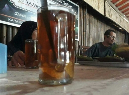 Teh manis dengan gula batu. Rasanya lebih nikmat. (Dokumentasi Pribadi)